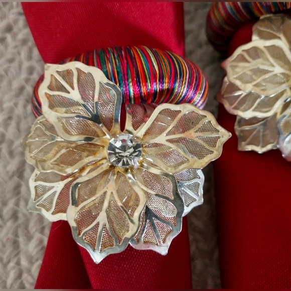 Hollow Out Flower/Round Ring Holder and Napkins Set of Four - Picture 4 of 4